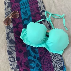 VIctoria’s Secret scalloped bikini top 👙